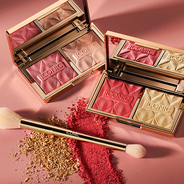 Pensula duala pentru aplicarea precisa a iluminatorului si blush-ului Highlight & Blush Brush