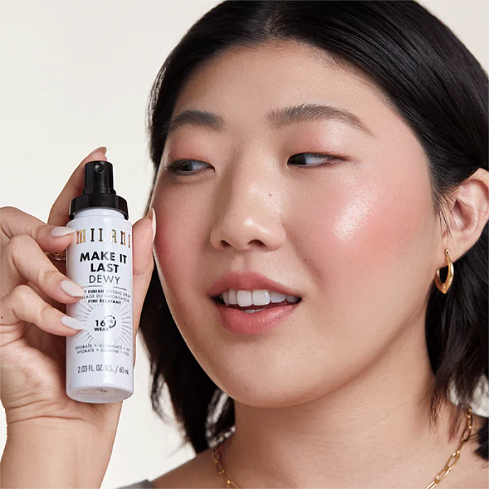 Spray de fixare cu efect luminos Make It Last Dewy Finish