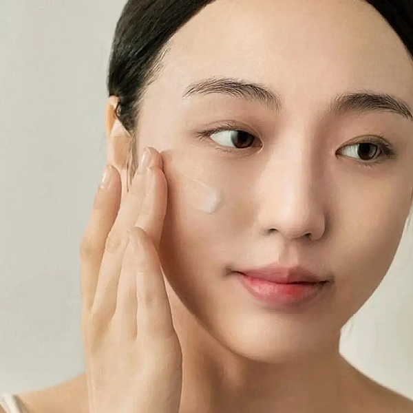 Ser iluminator cu vitamina C si Centella Asiatica Light On Serum