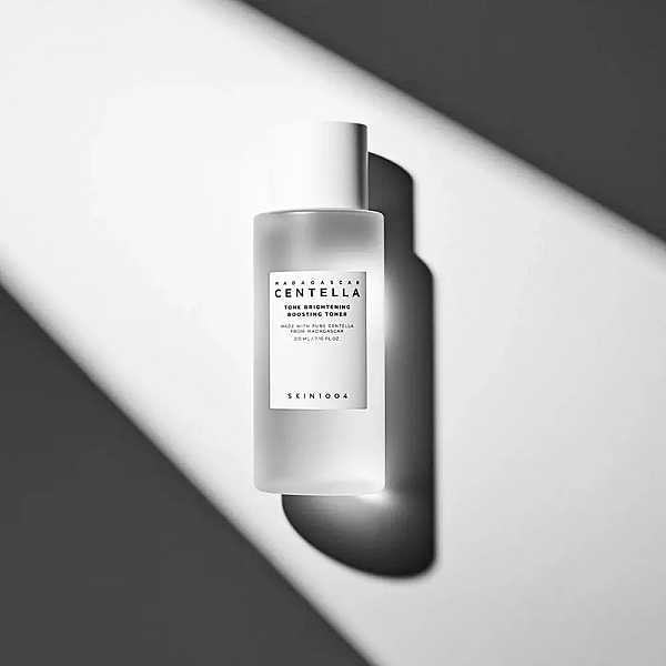 Toner cu niacinamide pentru luminozitate Madagascar Centella Tone Brightening Boosting
