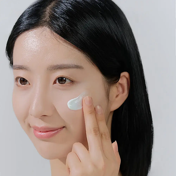 Serum hidratant cu protectie solara si acid hialuronic SPF50+ Madagascar Centella Hyalu-Cica Water-Fit