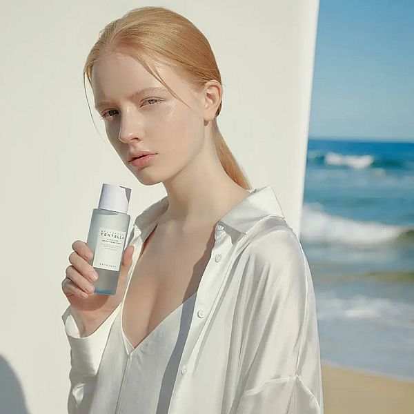 Toner hidratant cu acid hialuronic Madagascar Centella Hyalu-Cica Brightening Toner