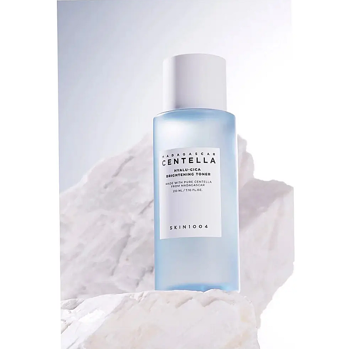 Toner hidratant cu acid hialuronic Madagascar Centella Hyalu-Cica Brightening Toner