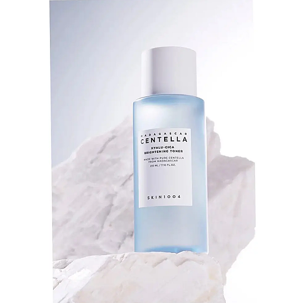 Toner hidratant cu acid hialuronic Madagascar Centella Hyalu-Cica Brightening Toner