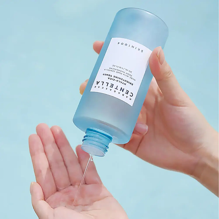 Toner hidratant cu acid hialuronic Madagascar Centella Hyalu-Cica Brightening Toner
