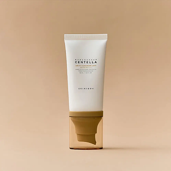Crema cu protectie solara cu acid hialuronic Madagascar Centella Air-Fit Suncream Light