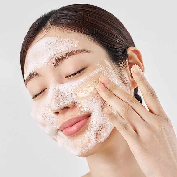 Gel exfoliant cu ovaz pentru ten sensibil Oat In Gentle Exfoliating Cleanser