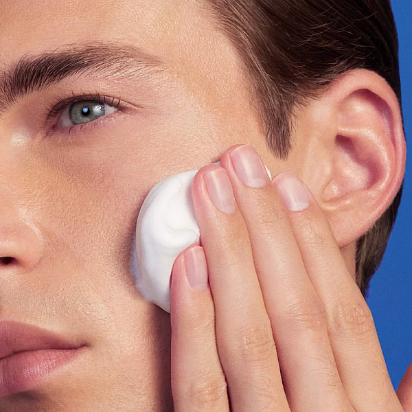 Spuma de ras anti-iritatii si anti-roseata pentru piele sensibila Homme Basics Line Shaving Foam