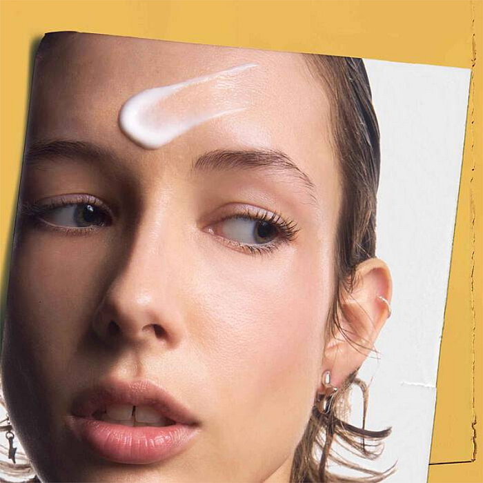 Serum de fata cu Vitamina C si Acid Hialuronic Powerful-Strength Line-Reducing Concentrate