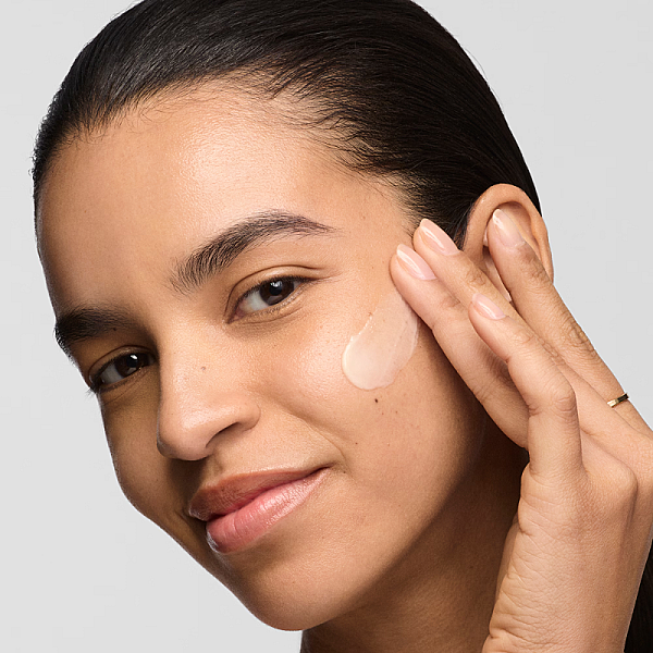 Crema de fata hidratanta si iluminatoare Revitalizing Supreme+ Bright Radiance Power Soft Face Cream